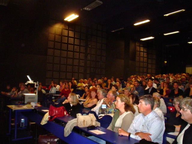 Photo : Amphi comble pour la conférence d'Hubert Reeves